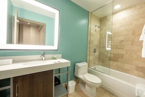 Toallas, jabón, shampoo, papel de baño