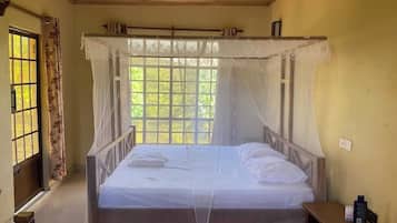 2 dormitorios, tabla de planchar con plancha, ropa de cama