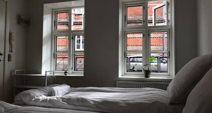 2 vær.lejlighed til 4 gæster dobbeltseng og køjeseng, tee køkken, bad og toilet