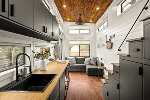 المنشأة من الداخل