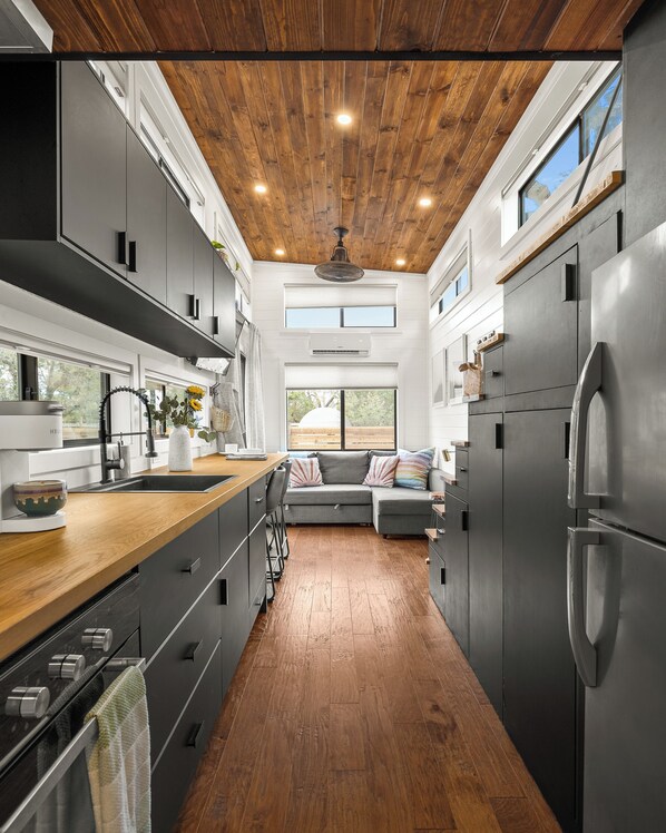 ثلاجة، ميكروويف، فرن، موقد طهي مسطح