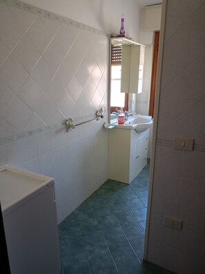 Shower, bidet, towels, soap - Apartment santa giusta ideal for relaxation and workers located in the center (Santa Giusta)