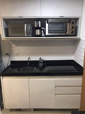 Geladeira, micro-ondas, cooktop, cafeteira/chaleira