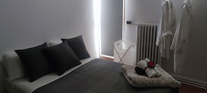 3 habitaciones, tabla de planchar con plancha, wifi y ropa de cama 