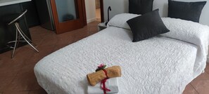 3 slaapkamers, een strijkplank/strijkijzer, wifi, beddengoed