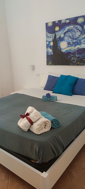 3 habitaciones, tabla de planchar con plancha, wifi y ropa de cama 