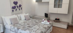 3 habitaciones, tabla de planchar con plancha, wifi y ropa de cama 