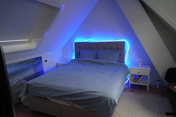 1 habitación, tabla de planchar con plancha, wifi y ropa de cama