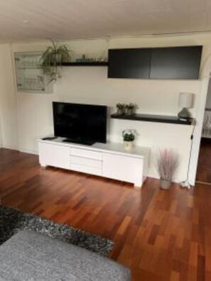 Living area - Villa Toften. Modern Garden Level Flat. 2 Bedroom Near Lake (Skanderborg)