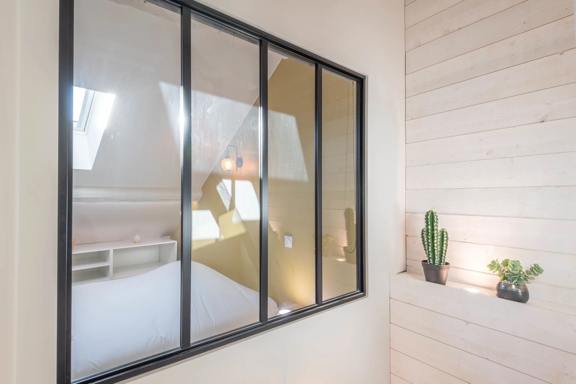 3 chambres, chambres insonorisées, fer et planche à repasser