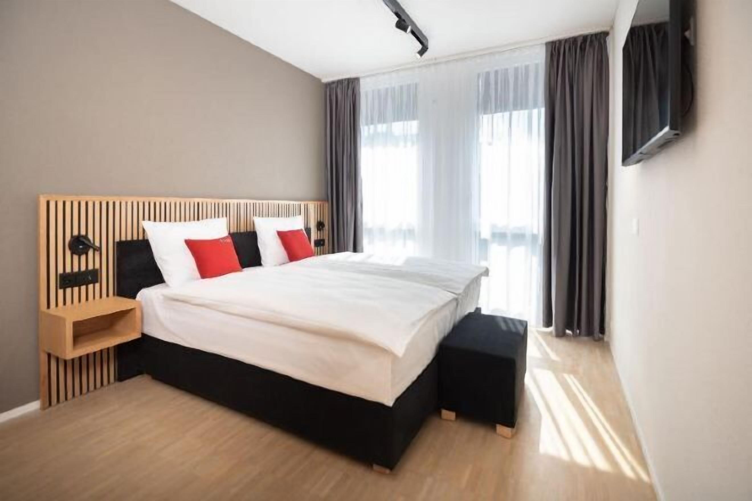 Hypo-allergenic bedding, in-room safe, soundproofing, free WiFi