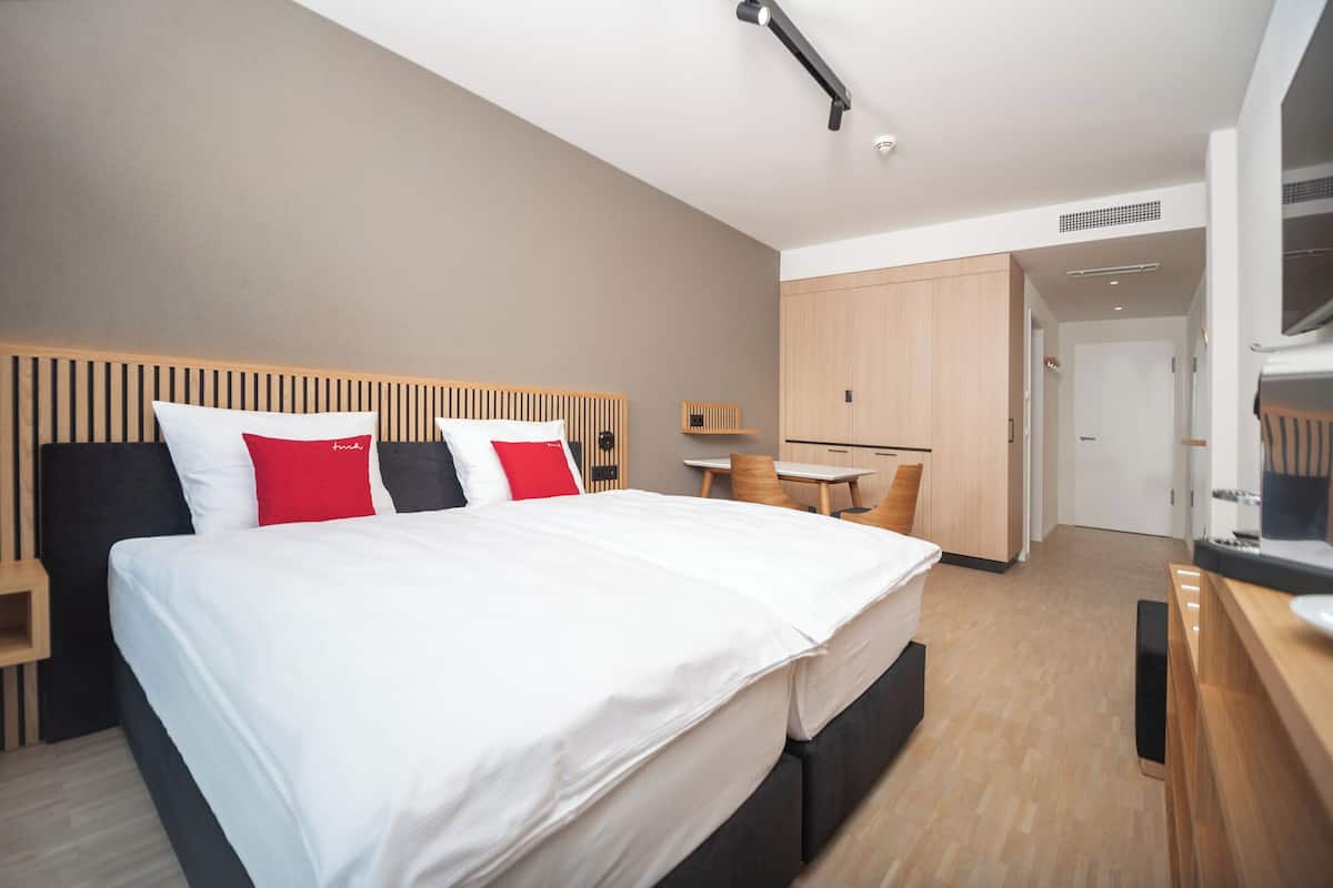 Hypo-allergenic bedding, in-room safe, soundproofing, free WiFi