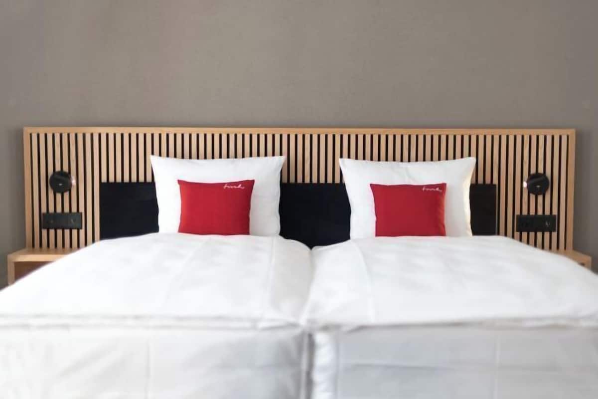 Ropa de cama hipoalergénica, caja fuerte, sistema de insonorización