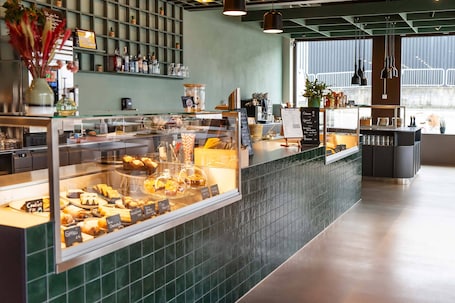 Coffee shop. Tailormade Hotel BAB Bachenbülach