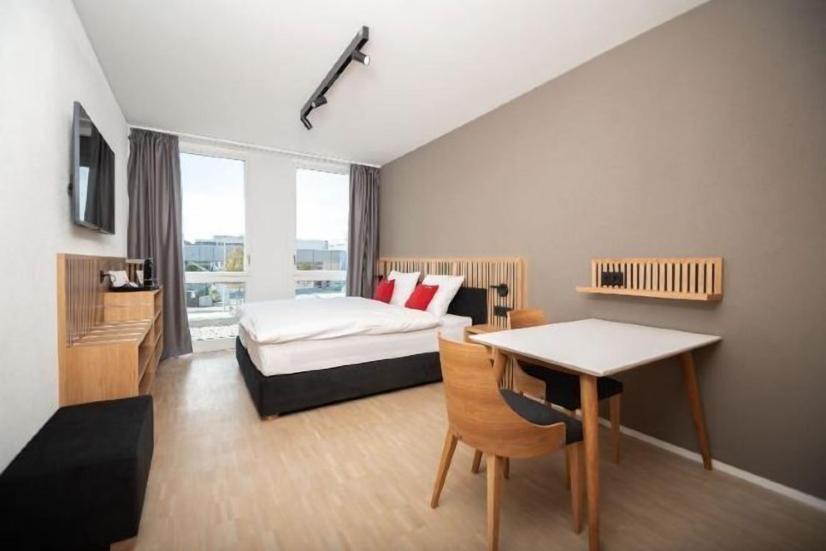 Hypo-allergenic bedding, in-room safe, soundproofing, free WiFi