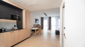 Habitación Premium con 2 camas individuales, cocina | Ropa de cama hipoalergénica y caja de seguridad en la habitación