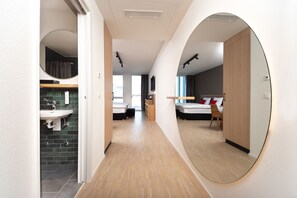 Hypo-allergenic bedding, in-room safe, soundproofing, free WiFi - Tailormade Hotel BAB Bachenbülach (Bachenbülach)