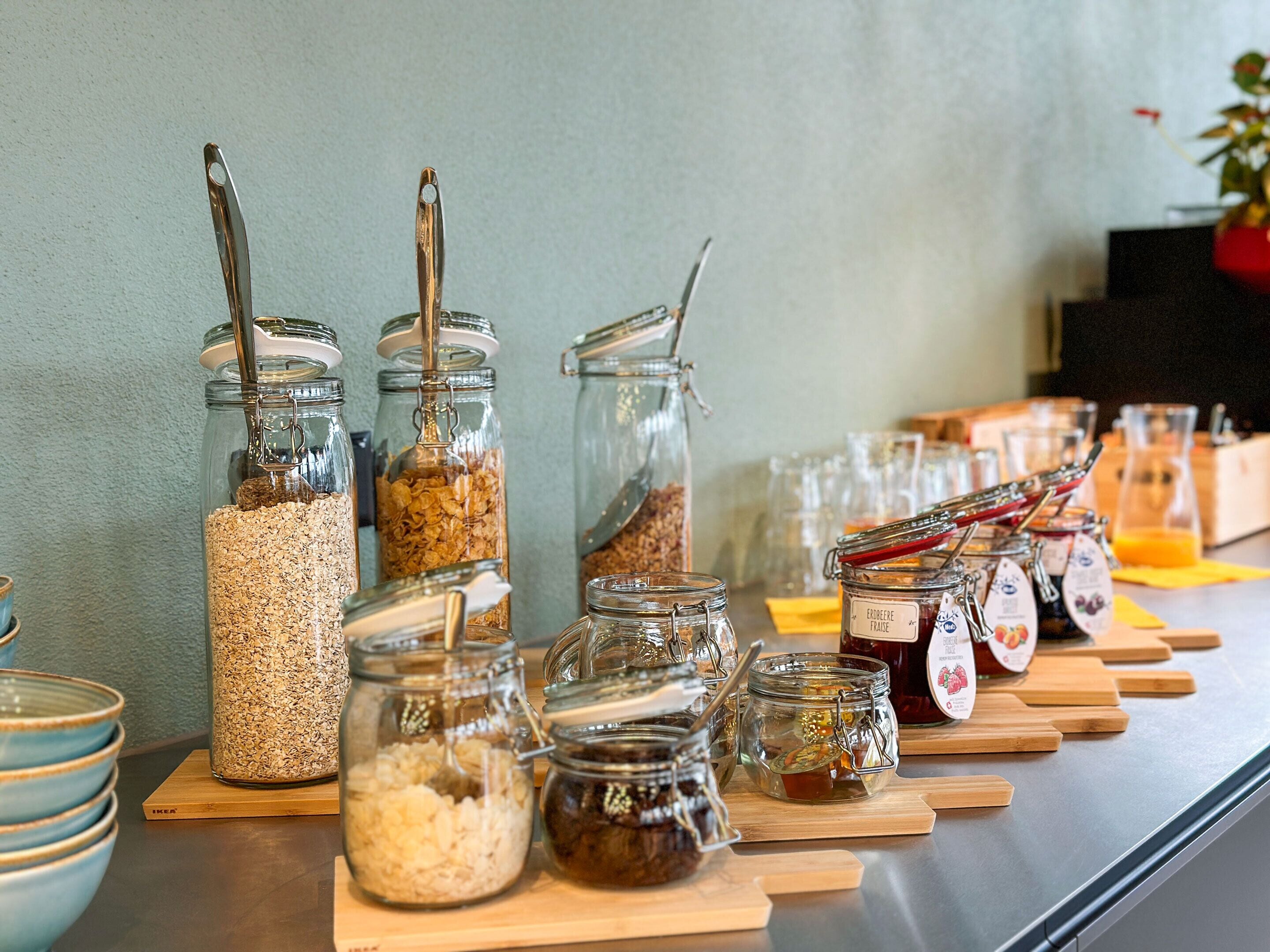 Daily buffet breakfast (CHF 25 per person)