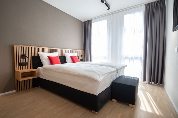 Standard Twin Room | Hypo-allergenic bedding, in-room safe, soundproofing, free WiFi - Tailormade Hotel BAB Bachenbülach (Bachenbülach)