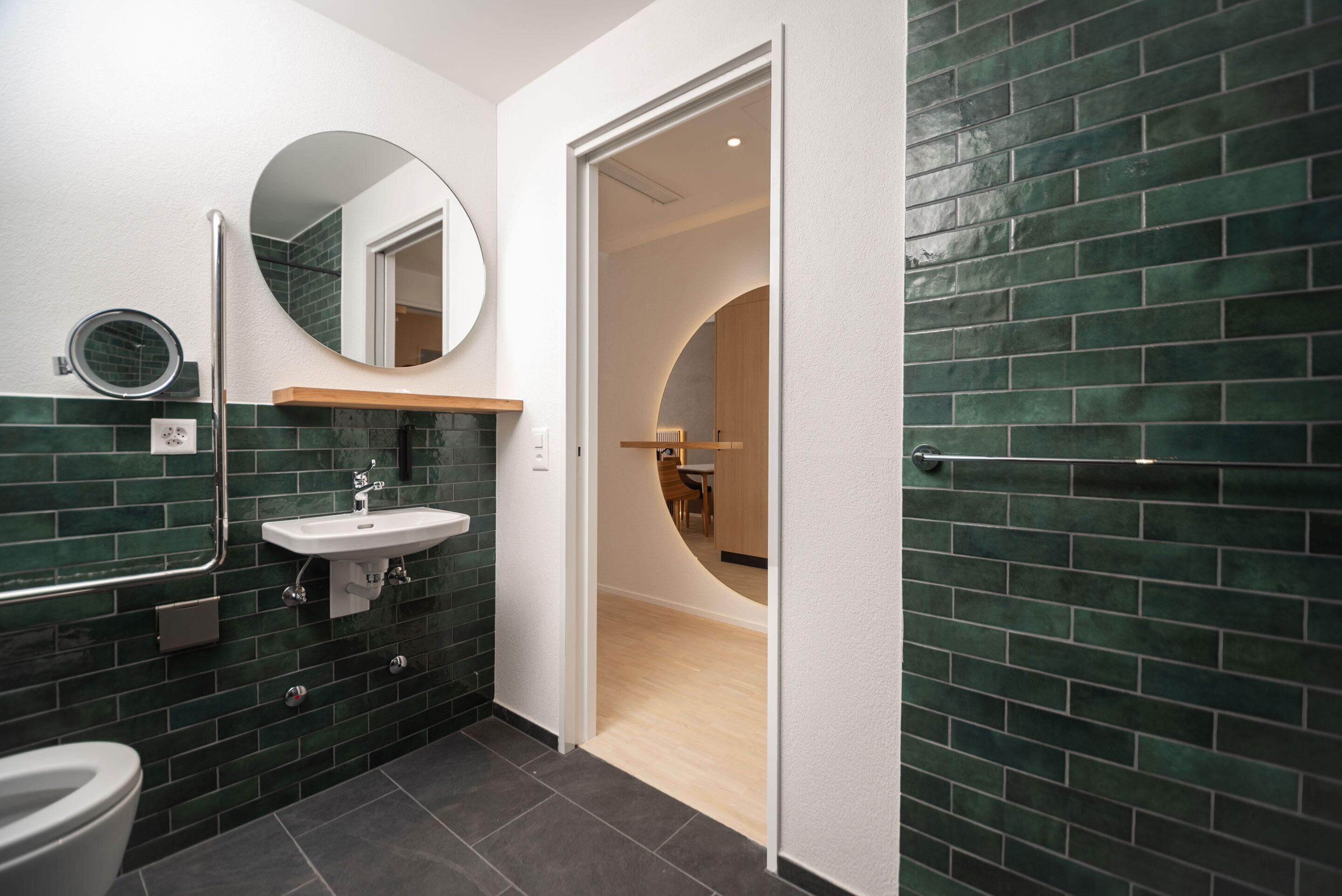 Habitación superior con 2 camas individuales, cocina | Baño | Ducha y cabezal de ducha tipo lluvia