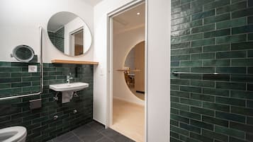 Superior-Zweibettzimmer, Küche | Badezimmer | Dusche, Regendusche, umweltfreundliche Kosmetikartikel, Haartrockner