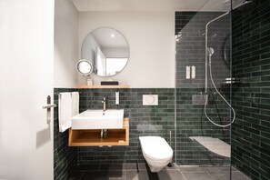 Shower, rainfall showerhead, eco-friendly toiletries, hair dryer - Tailormade Hotel BAB Bachenbülach (Bachenbülach)
