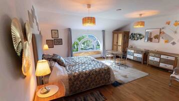 1 slaapkamer, een strijkplank/strijkijzer, wifi, beddengoed