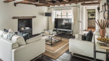 Casa, varias camas | Área de sala de estar | Chimenea