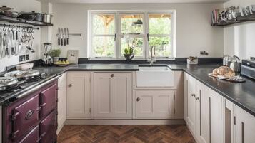 Casa, varias camas | Cocina privada | Refrigerador, microondas, horno y parrilla de estufa