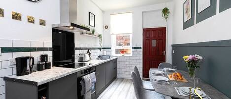 Jääkaappi, uuni, liesi, leivänpaahdin