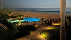 Zona de piscina con vista a la playa y al océano.