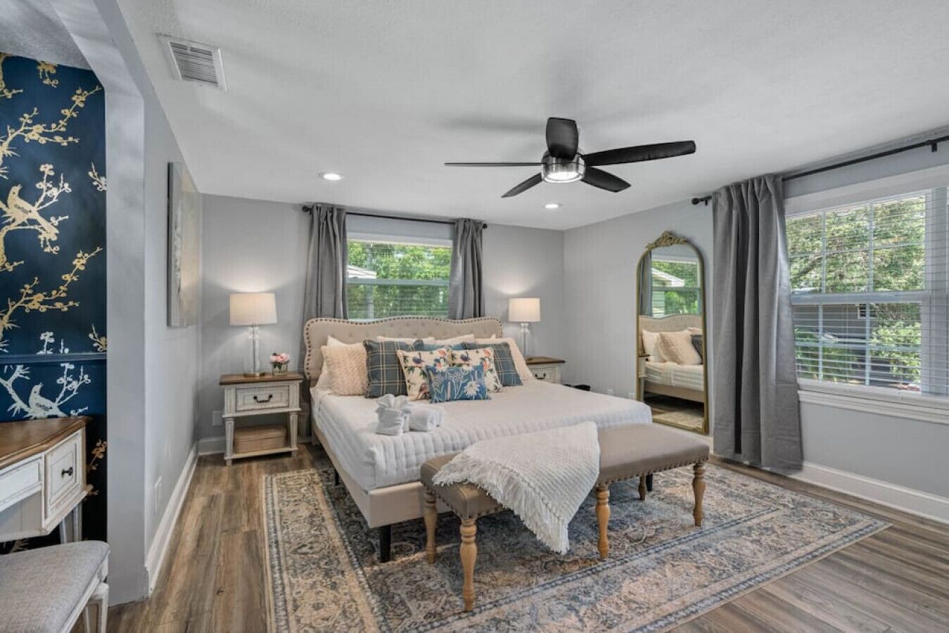 Escritorio, tabla de planchar con plancha, cuna de viaje y wifi gratis 