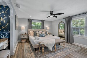 Escritorio, tabla de planchar con plancha, cuna de viaje y wifi gratis 