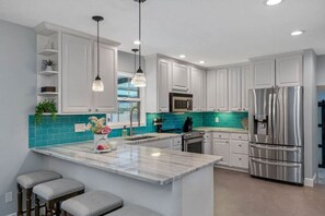 Fridge, microwave, oven, stovetop - Large 2 story home with pool mins from the beach (Clearwater)