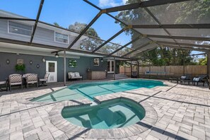 A heated pool - Large 2 story home with pool mins from the beach (Clearwater)