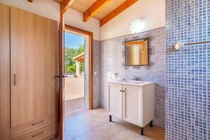 Bathtub, hair dryer, towels