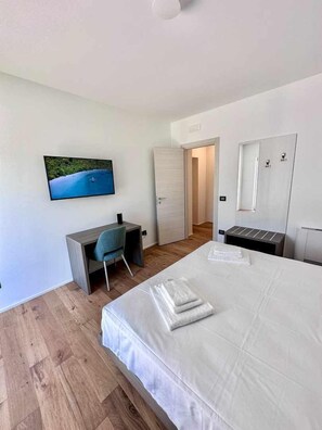 4 Schlafzimmer, Schreibtisch, Bügeleisen/Bügelbrett, Reisekinderbett