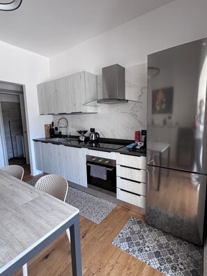 Een koelkast, een magnetron, een oven, een kookplaat
