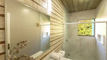 Suíte luxo, varanda coberta, vista para a montanha | Banheiro | Chuveiro, chuveiro com efeito de chuva, toalhas de banho, sabonete