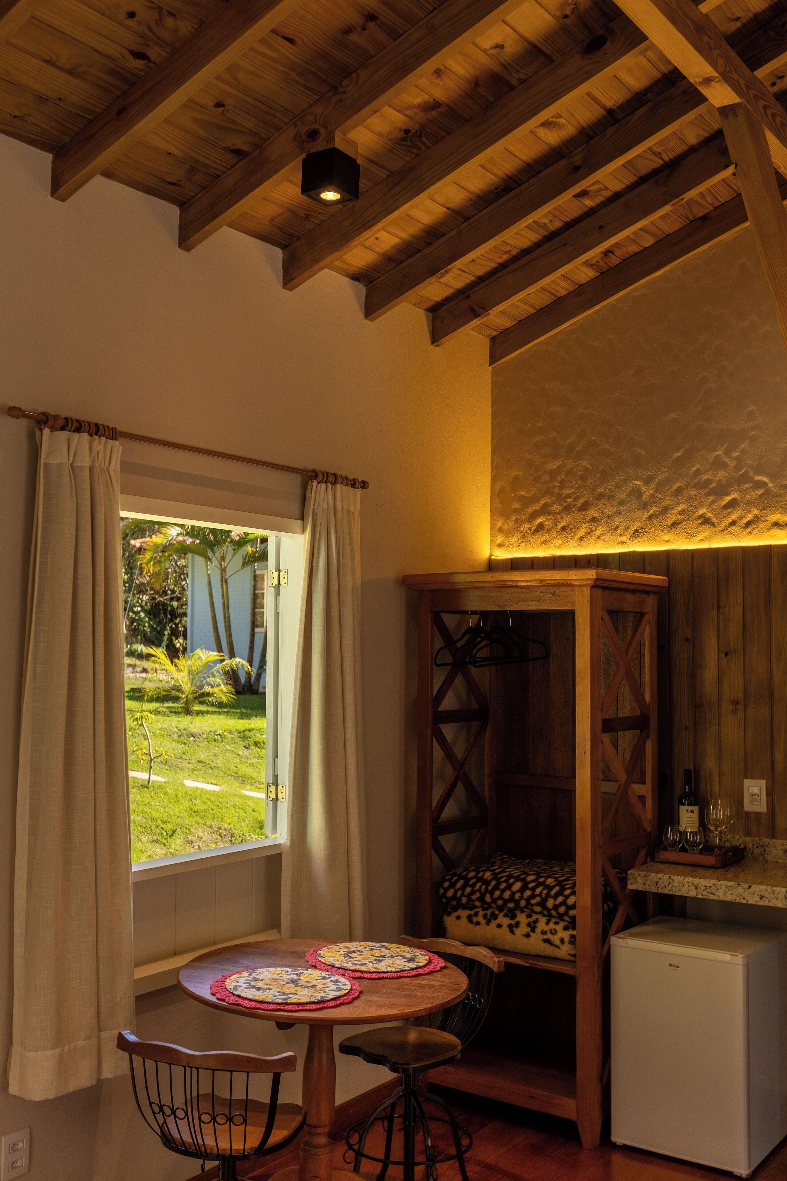 Deluxe Suite, Lanai, Mountain View | Individually decorated, laptop workspace, free WiFi, bed sheets