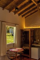 Suite Deluxe, lanai, vistas a la montaña | Minibar, espacio para trabajar con un portátil, wifi gratis