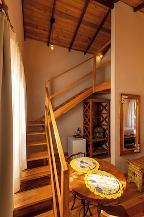 Deluxe Suite, Lanai, Mountain View | 1 bedroom, individually decorated, laptop workspace, free WiFi