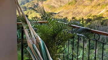 Suíte luxo, varanda coberta, vista para a montanha | Varanda coberta