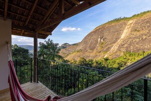 Suite Deluxe, lanai, vistas a la montaña | Patio hawaiano