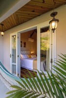 Suite Deluxe, lanai, vistas a la montaña | Patio hawaiano