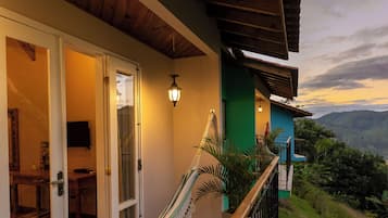 Suíte luxo, varanda coberta, vista para a montanha | Varanda coberta