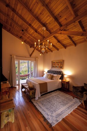 Deluxe Suite, Lanai, Mountain View | Individually decorated, laptop workspace, free WiFi, bed sheets