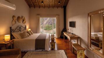 Suíte luxo, varanda coberta, vista para a montanha | 1 quarto, individualmente decorados, espaço de trabalho para notebook