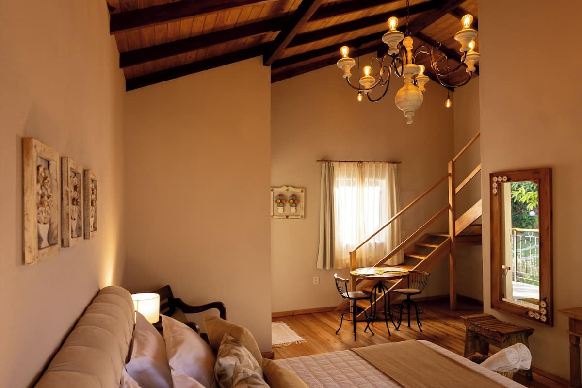 Deluxe suite, veranda, uitzicht op bergen | 1 slaapkamer, individueel gedecoreerd, een laptopwerkplek, gratis wifi
