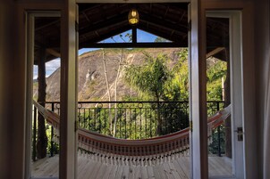 Suite Deluxe, lanai, vistas a la montaña | Patio hawaiano